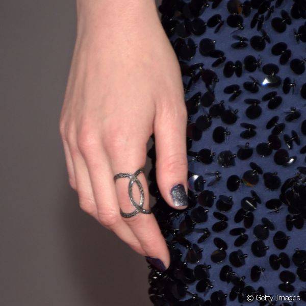 As unhas de Elizabeth Henstridge foram decoradas com esmalte azul marinho com glitter para a premi?re de 
